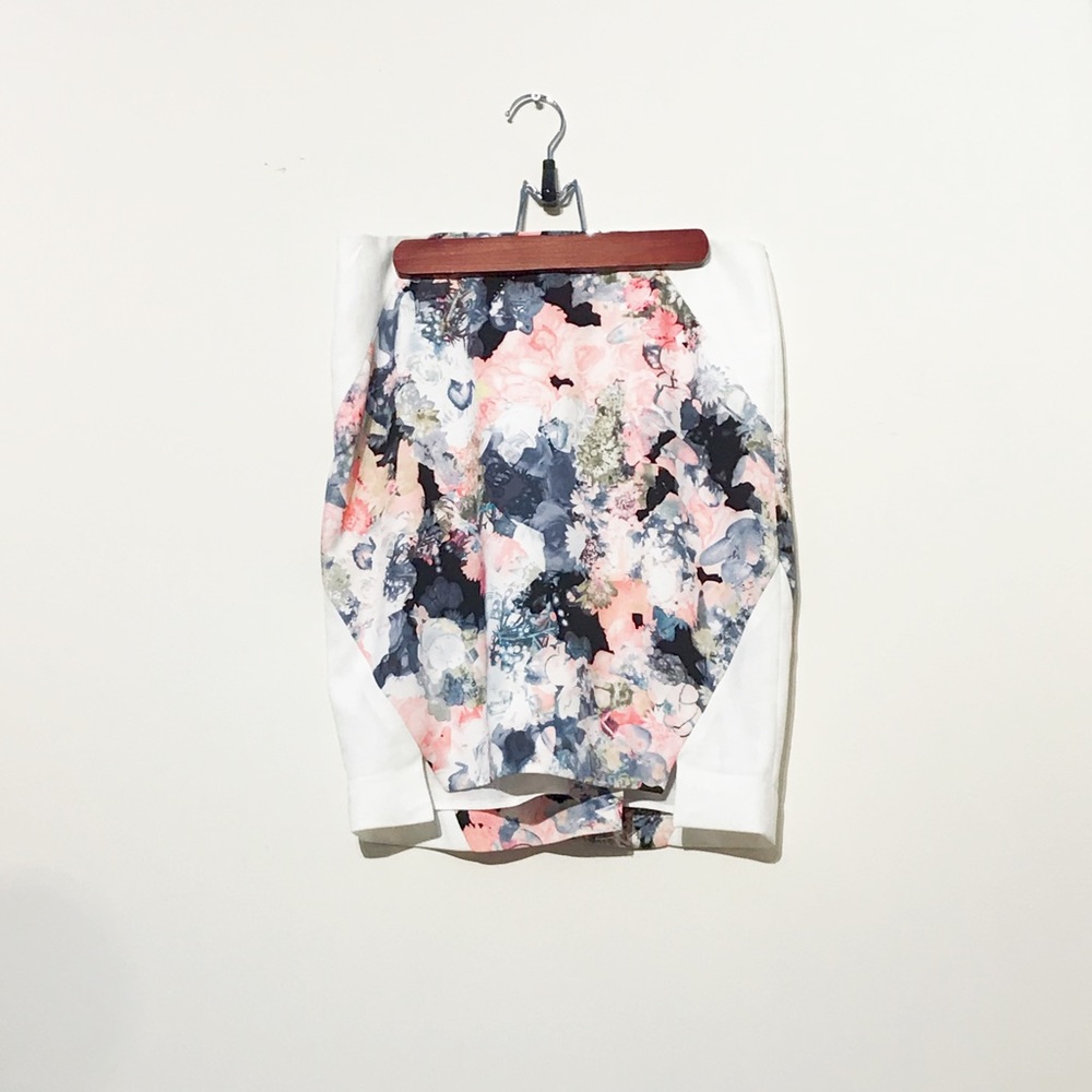 RW&Co beautiful floral white pencil work skirt